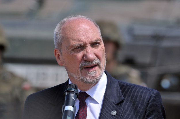 Szef MON Antoni Macierewicz /Marcin Bielecki /PAP