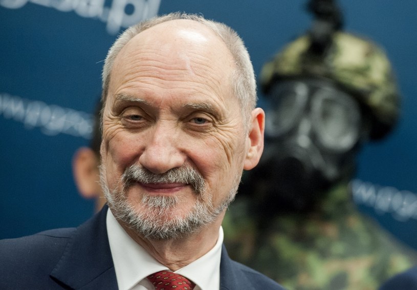 Szef MON Antoni Macierewicz /Rafał Oleksiewicz /East News