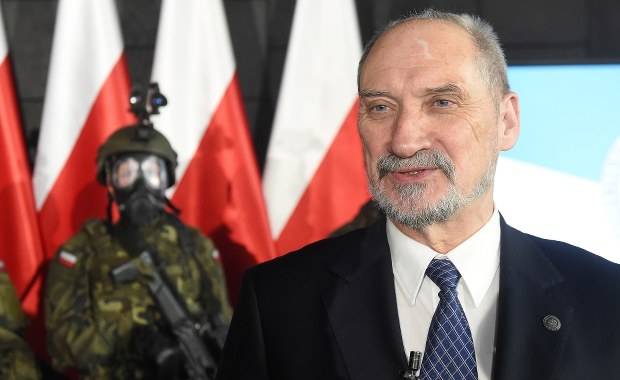 Szef MON: Ekshumacje pozwolą zakończyć niepewność. Mimo harmideru nienawiści są realizowane