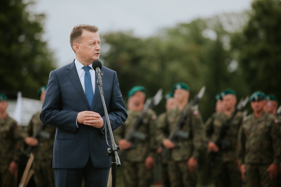 Szef MON Mariusz Błaszczak przemawia podczas uroczystej przysięgi wojskowej żołnierzy dobrowolnej służby zasadniczej /Bartłomiej Wójtowicz /PAP