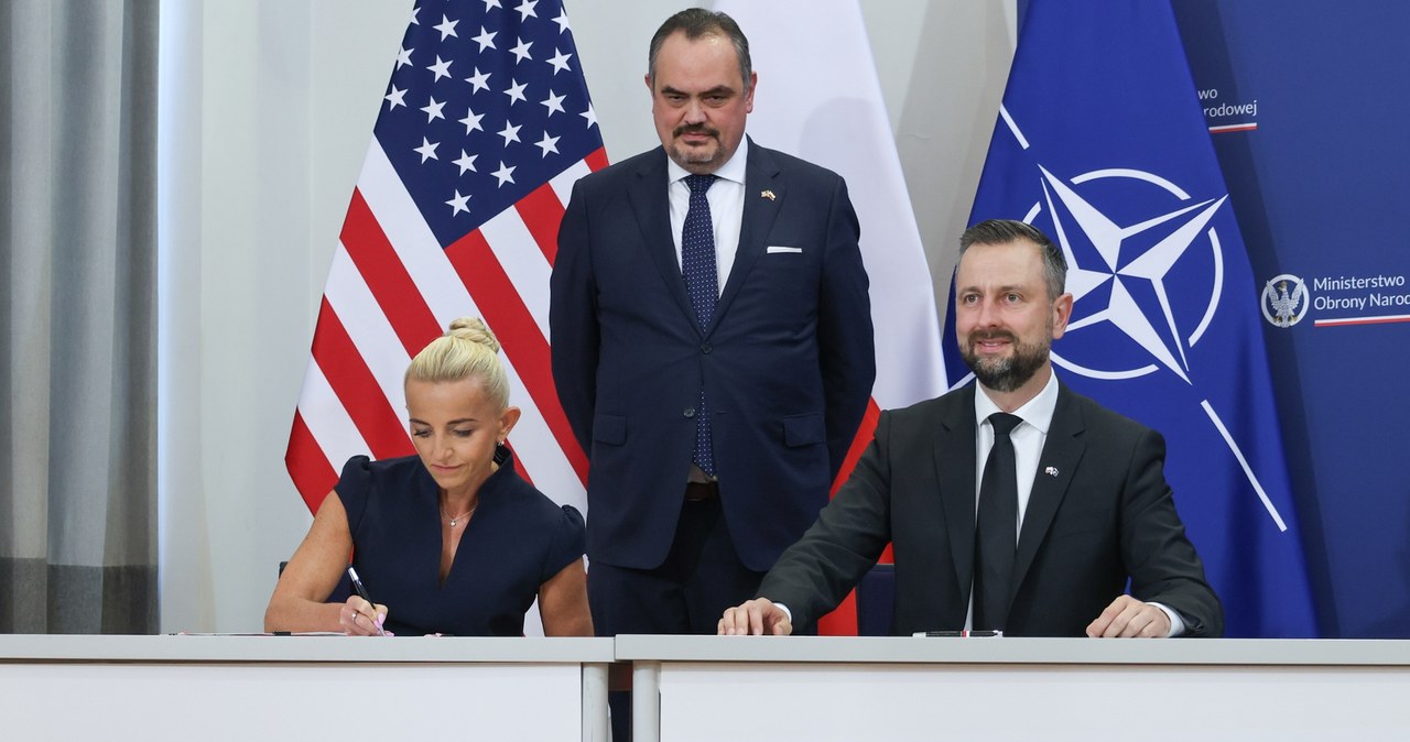 Szef MON podpisał umowę ws. udzielenia Polsce przez USA gwarancji kredytowej w wysokości 4 mld dolarów /Albert Zawada /PAP