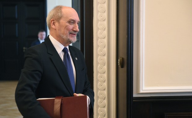 Szef MON: W sprawie katastrofy smoleńskiej zostały ukryte podstawowe fakty i informacje 