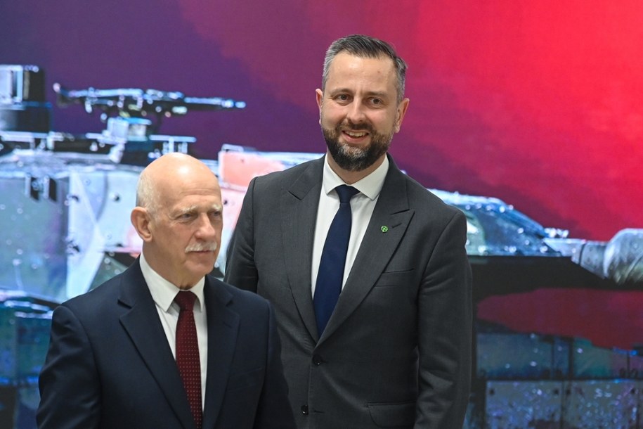 Szef MON Władysław Kosiniak-Kamysz i współwłaściciel firmy Autocomp Management Roman Haberek podczas uroczystości podpisania pakietu umów na dostawę systemów rozpoznawczych, walki radioelektronicznej oraz symulatorów czołgów Leopard 2PLM1 /PAP