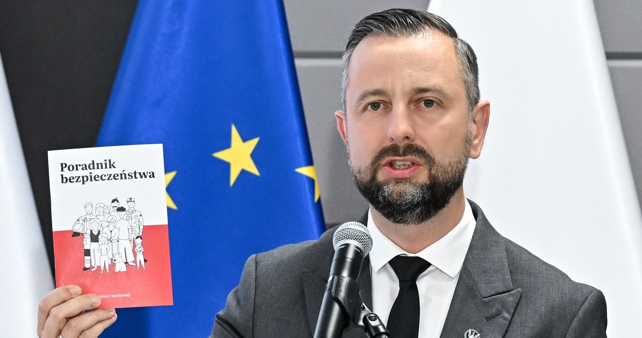 Szef MON Władysław Kosiniak-Kamysz wspólnie z szefem MSWiA Marcinem Kierwińskim zaprezentował rządowy "Poradnik bezpieczeństwa" /Radek Pietruszka /PAP
