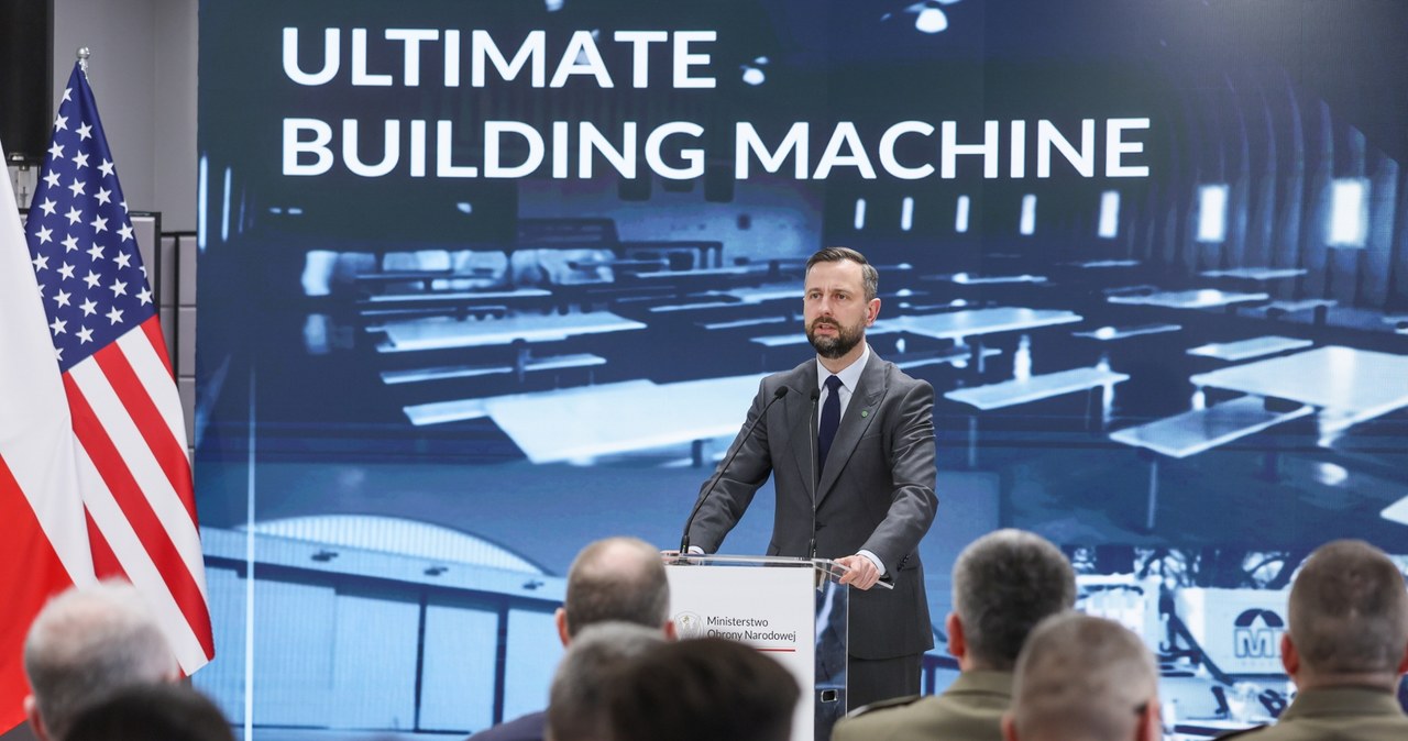 Szef MON wziął w poniedziałek udział w prezentacji pozyskiwanego przez Siły Zbrojne RP systemu do szybkiej budowy obiektów infrastrukturalnych Ultimate Building Machine (UBM) /Leszek Szymański /PAP