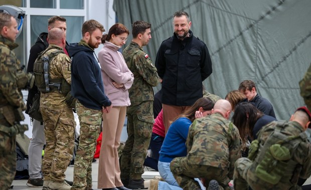 Szef MON zainaugurował pilotaż programu „wGotowości”. Tysiące chętnych 