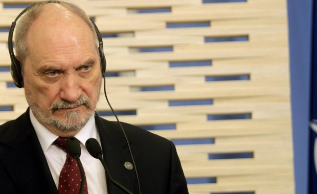 Szef MON zarzuca Donaldowi Tuskowi zdradę dyplomatyczną. Jest zawiadomienie