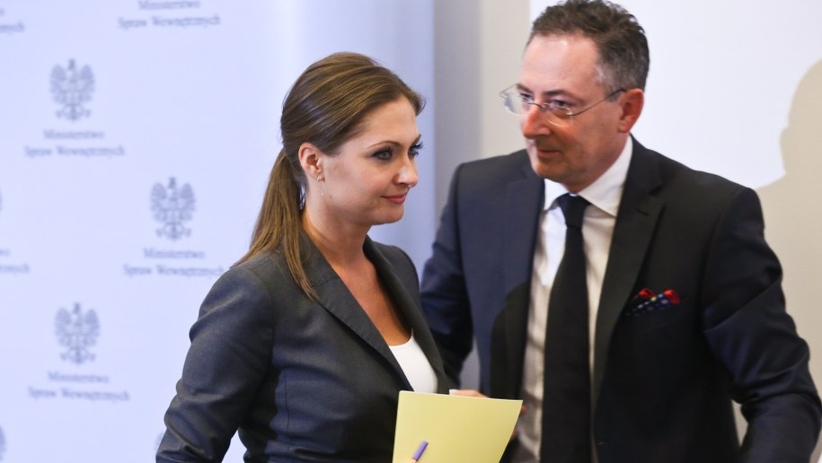 Szef MSW razem z Moniką Sapieżyńską pełnomocnikiem ds. równego traktowania w służbach mundurowych /Rafał Guz /PAP