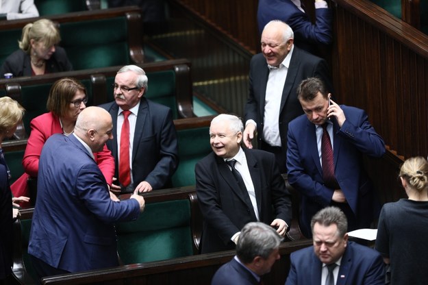 Szef MSWiA Mariusz Blaszczak (rozmawia przez telefon), obok m.in. prezes Prawa i Sprawiedliwości Jarosław Kaczyński /Leszek Szymański /PAP