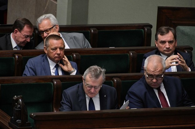 Szef MSWiA Mariusz Kamiński, ówczesny minister finansów, a obecnie szef NIK Marian Banaś, wicepremierzy Piotr Gliński i Jacek Sasin oraz minister sprawiedliwości, prokurator generalny Zbigniew Ziobro w Sejmie, sierpień 2019 / 	Marcin Obara  /PAP