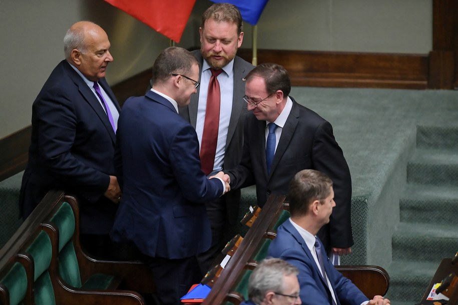 Szef MSWiA Mariusz Kamiński w towarzystwie wiceministera spraw wewnętrznych i administracji Pawła Szefernakera, ministra zdrowia Łukasza Szumowskiego i ministra finansów Tadeusza Kościńskiego w Sejmie / 	Marcin Obara  /PAP