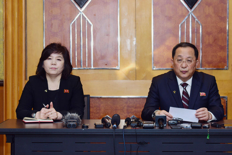 Szef MSZ Korei Północnej Ri Jong Ho i wiceminister spraw zagranicznych Choe Son Hui /HUY PHONG /AFP