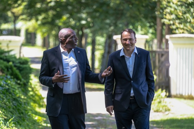 Szef MSZ Radosław Sikorski i minister spraw zagranicznych Wielkiej Brytanii David Lindon Lammy w Chobielinie /Tytus Żmijewski /PAP