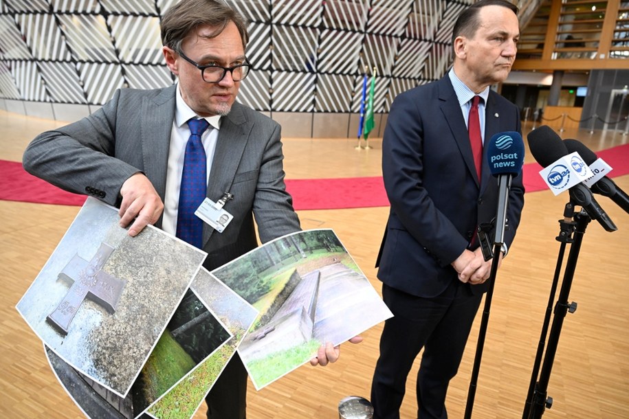 Szef MSZ Radosław Sikorski (z prawej) poinformował dziennikarzy w Brukseli o rosyjskiej dewastacji nagrobka w Miednoje. / 	Wiktor Dąbkowski    /PAP