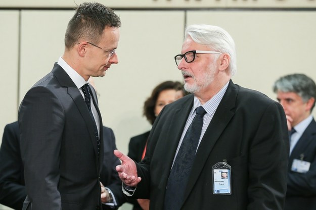 Szef MSZ Witold Waszczykowski wraz z węgierskim ministrem spraw zagranicznych Peterem Szijjarto /STEPHANIE LECOCQ  /PAP/EPA