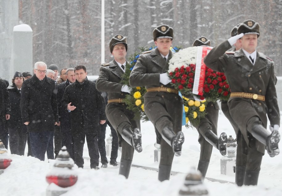 Szef MSZ złożył wieńce na polskim cmentarzu w Bykowni /SERGEY DOLZHENKO /PAP/EPA