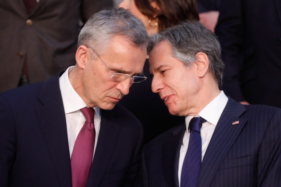 Szef NATO Jens Stoltenberg (z lewej) i sekretarz stanu USA Antony Blinken /STEPHANIE LECOQUE  /PAP/EPA