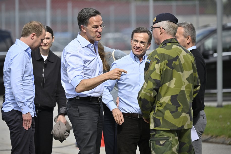 Szef NATO Mark Rutte (w środku) podczas wizyty w Szwecji /JOHAN NILSSON /PAP/EPA