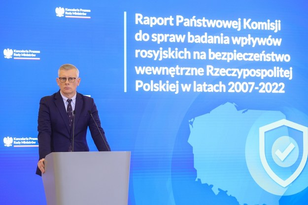 Szef Państwowej Komisji ds. badania wpływów rosyjskich Sławomir Cenckiewicz podczas listopadowej konferencji prasowej /Rafał Guz /PAP