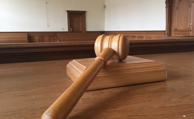 Szef parabanku stanie dziś przed sądem. Miał oszukać ponad 800 osób