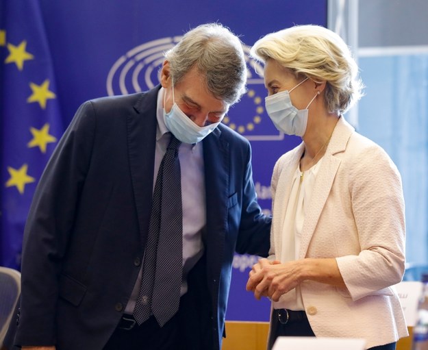 Szef Parlamentu Europejskiego David Sassoli i przewodnicząca Komisji Europejskiej Ursula von der Leyen /OLIVIER HOSLET /PAP/EPA