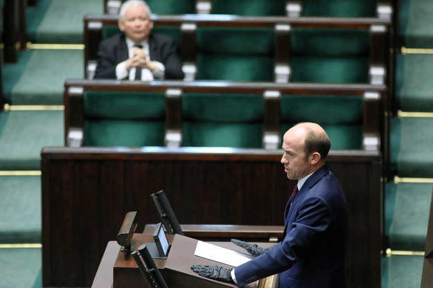 Szef PO Borys Budka i (na drugim planie) prezes PiS Jarosław Kaczyński na sali obrad Sejmu / 	Leszek Szymański    /PAP