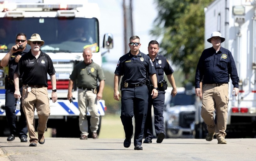 JT Manoushagian, chief of police in Lake Worth, walks into Foster Drive near the site where a military training plane crashed on Sunday, September 19, 2021 in Lake Worth, Texas.  / Star-Telegram / Associated Press / East News