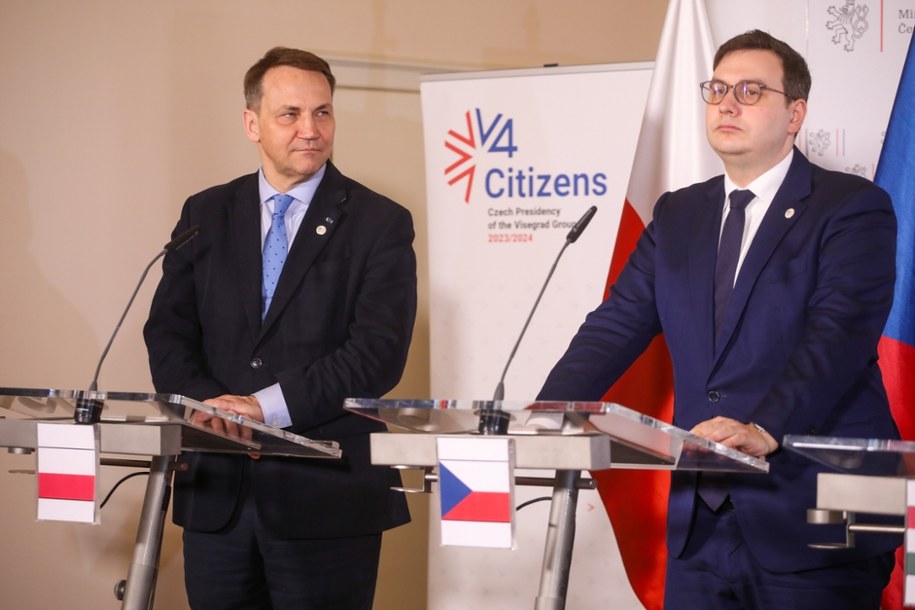 Szef polskiego MSZ Radosław Sikorski (po lewej) oraz szef czeskiego MSZ Jan Lipavsky (po prawej) /Albert Zawada /PAP