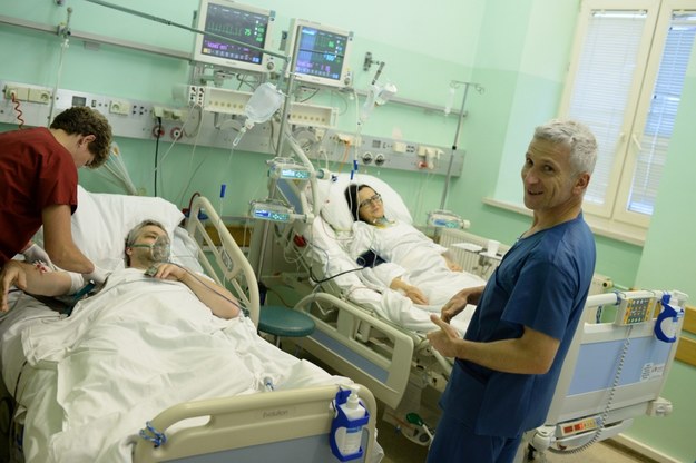 Szef projektu przeszczepu krzyżowego, prof. Artur Kwiatkowski podczas wizyty u pacjentów po zakończeniu operacji /Jacek Turczyk /PAP