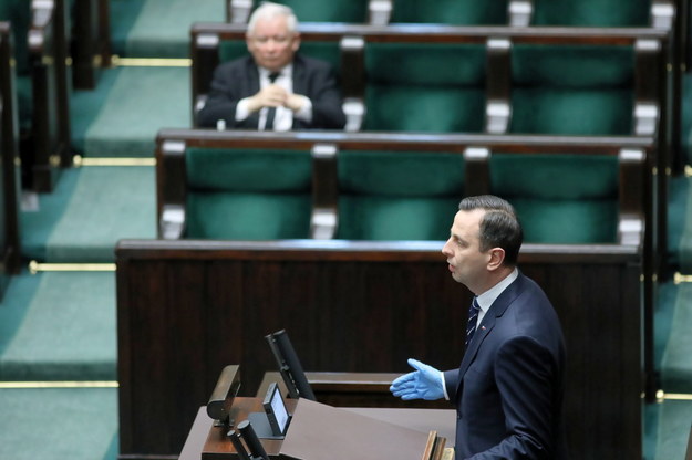 Szef PSL Władysław Kosiniak-Kamysz i prezes PiS Jarosław Kaczyński (w tle) w Sejmie / 	Leszek Szymański    /PAP