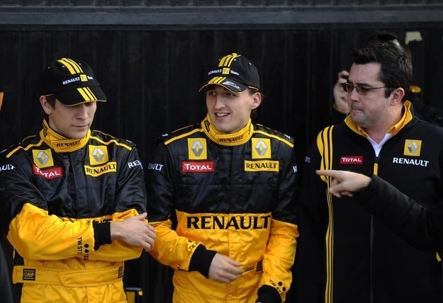 Szef Renault Eric Boullier i jego kierowcy Robert Kubica (w środku) oraz Witalij Pietrow /AFP
