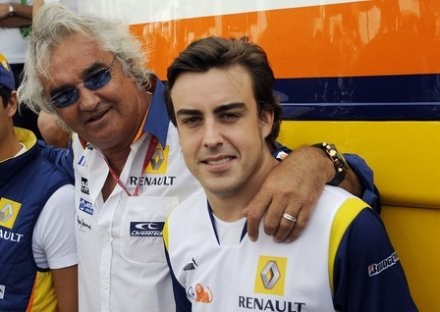 Szef Renault, Flavio Briatore mocno trzyma Fernando Alonso. Ale czy go utrzyma? /AFP