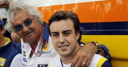 Szef Renault, Flavio Briatore mocno trzyma Fernando Alonso. Ale czy go utrzyma? /AFP