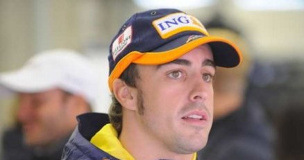 Szef Renault żałuje, że straci Fernando Alonso /AFP