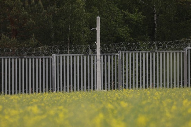 Szef resortu obrony narodowej zapowiada również, że w ciągu kilku miesięcy zapora na polsko-białoruskiej granicy zostanie naprawiona / 	Artur Reszko    /PAP