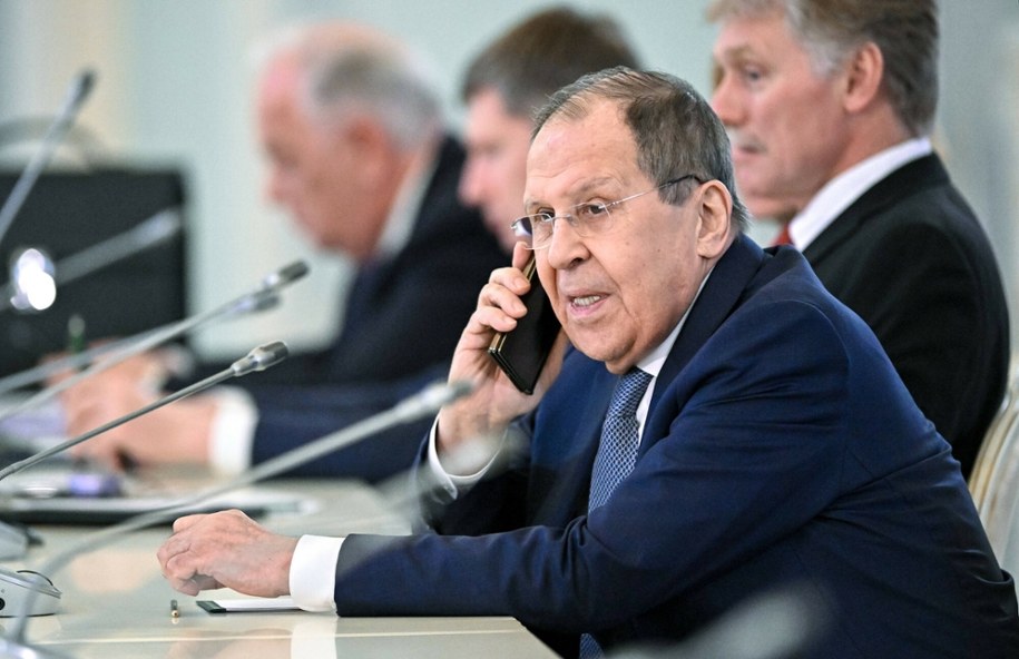 Szef rosyjskiego MSZ Siergiej Ławrow rozmawiający przez telefon; FSB poinformowała o wykryciu szeroko zakrojonej operacji zagranicznych służb wywiadowczych, polegającej na instalowaniu oprogramowania szpiegującego w telefonach wysokich rangą rosyjskich urzędników i podsłuchiwaniu ich rozmów