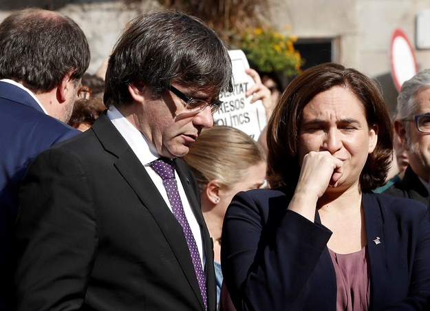 Szef rządu Katalonii Carles Puigdemont i Ada Colau, alkad Barcelony. /ANDREU DALMAU /PAP/EPA