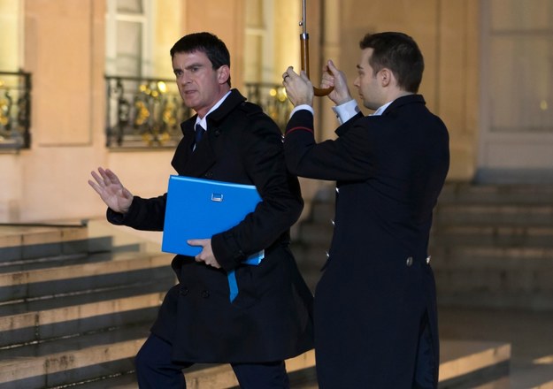 Szef rządu w Paryżu Manuel Valls w drodze na posiedzenie swojego gabinetu /IAN LANGSDON /PAP/EPA