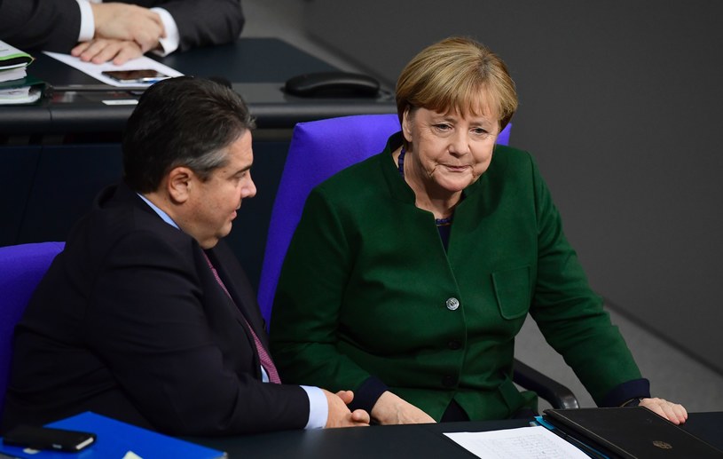 Szef SPD i wicekanclerz Sigmar Gabriel oraz kanclerz Angela Merkel /AFP