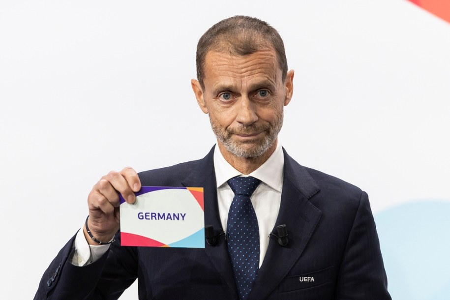 Szef UEFA Aleksander Ceferin z koperty wyciągnął kartkę z napisem "Germany". /PAP/EPA/CYRIL ZINGARO /PAP/EPA