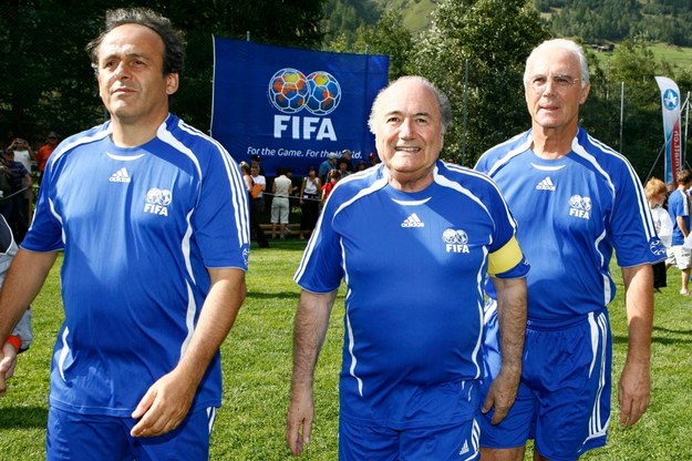Szef UEFA Michel Platini, prezydent FIFA Sepp Blatter oraz legenda niemieckiej piłki nożnej Franz Beckenbauer /LAURENT GILLIERON /PAP/EPA