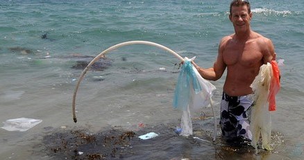 Szef wyprawy Doug Woodring na hongkońskiej plaży, 7 maja 2009 /AFP