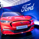 Szefa Forda martwi obniżanie cen samochodów elektrycznych. W tle wojna z Teslą