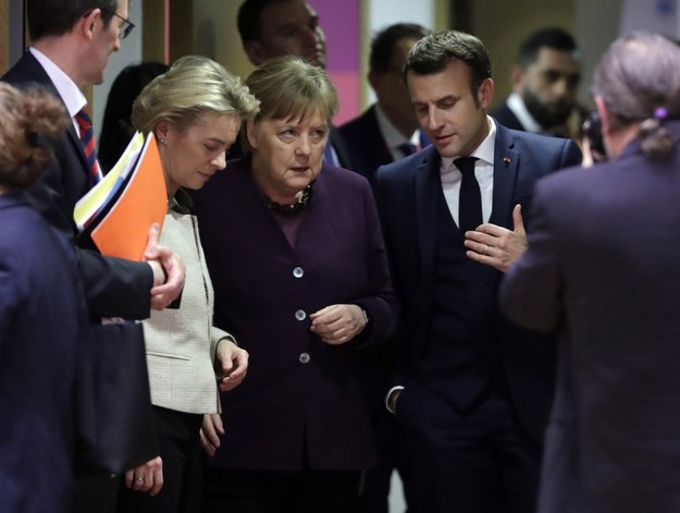 Szefowa Komisji Europejskiej Ursula von der Leyen, kanclerz Niemiec Angela Merkel i prezydent Francji Emmaneul Macron podczas unijnego szczytu w Brukseli /OLIVIER HOSLET /PAP/EPA