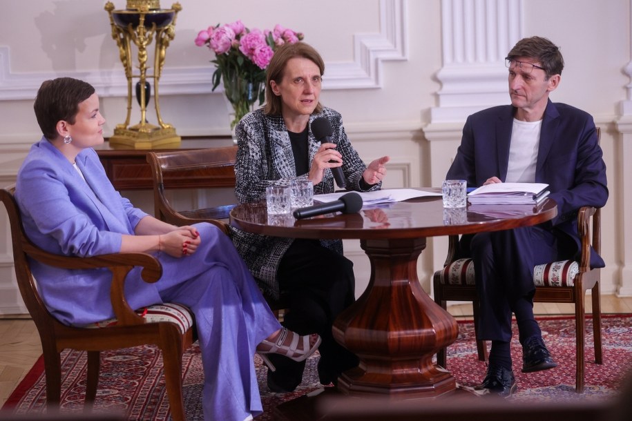 szefowa MKiDN Hanna Wróblewska (w środku) ogłosia podczas konferencji w ministerstwie nazwisko nowej szefowej Starego Teatru. /Rafał Guz /PAP