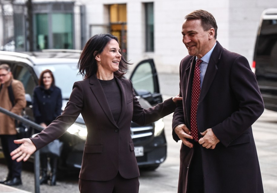 Szefowa MSZ Niemiec Annalena Baerbock wita Radosława Sikorskiego /FILIP SINGER /PAP/EPA