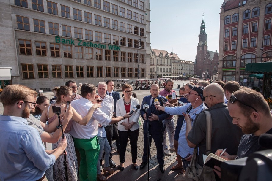 Szefowa Nowoczesnej Katarzyna Lubnauer i przewodniczący PO Grzegorz Schetyna w czasie wspólnej konferencji prasowej we Wrocławiu /Aleksander Koźmiński /PAP