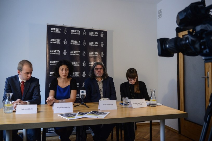 Szefowa polskiego oddziału Amnesty International Draginja Nadażdin (2L) oraz Wojciech Kilicki (L) z Fundacji Panoptykon, ekspert z zakresu bezpieczeństwa Piotr Niemczyk (2P) i adwokat Małgorzata Mączka-Pacholak (P) /Jakub Kamiński   /PAP