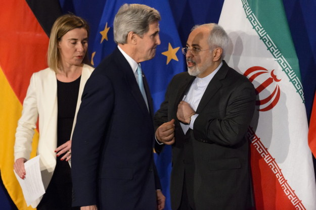 Szefowa unijnej dyplomacji Federica Mogherini, sekretarz stanu USA John Kerry i irański minister spraw zagranicznych Javad Zarif / 	PAP/EPA/LAURENT GILLIERON /PAP/EPA