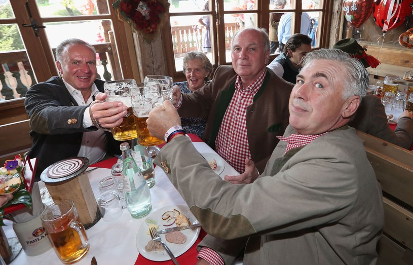 Szefowie Bayernu - Karh-Heinz Rummenigge (z lewej), Uli Hoeness (w środku) w towarzystwie Carla Ancelottiego /AFP